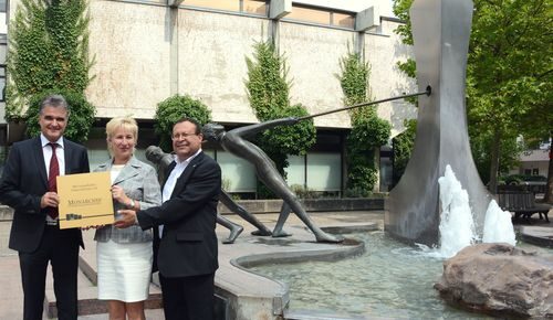 Bürgermeister Erwin Esser mit der Aufsichtsratsvorsitzenden Sonja Schneider und Vorstandsmitglied Halil Bahadir von der Firma Monarchis
