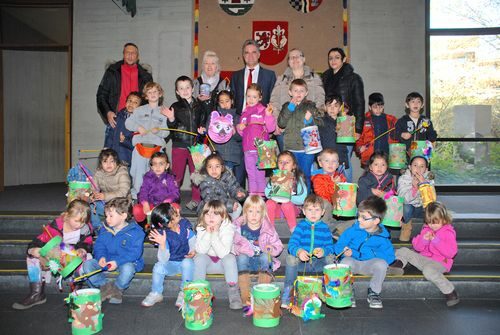 Bürgermeister Erwin Esser stellte sich gemeinsam mit den Kindern, den Erziehern sowie einigen Eltern für ein Erinnerungsfoto auf.