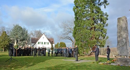 Gedenkfeier der Stadt Wesseling zum Volkstrauertag am Mahnmal im Rheinpark