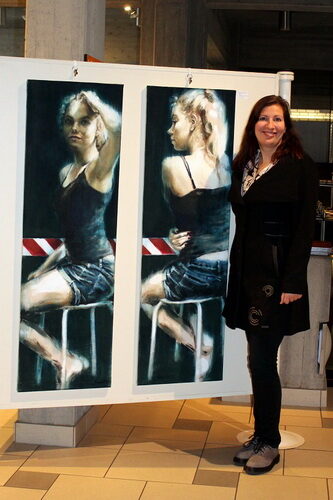 Natja Jander mit einem Teil ihrer Ausstellung.