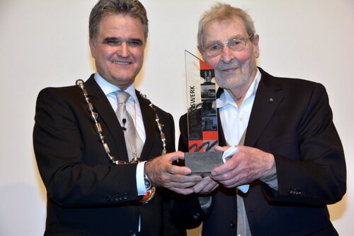 Die Auszeichnung für das Lebenswerk überreichte Bürgermeister Erwin Esser an den Wesselinger Bildhauer und Künstler Paul Nagel.