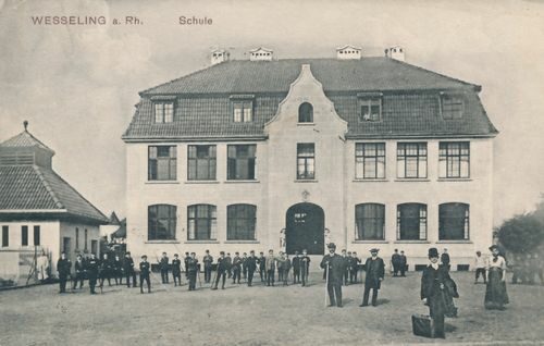 Eine historische Postkarte mit dem Foto von der Wesselinger Schule an der Bahnhofstraße – die Aufnahme stammt ca. aus dem Jahre 1915.