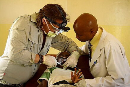 Dr. Axel Roschker während einer Zahnbehandlung in Tansania