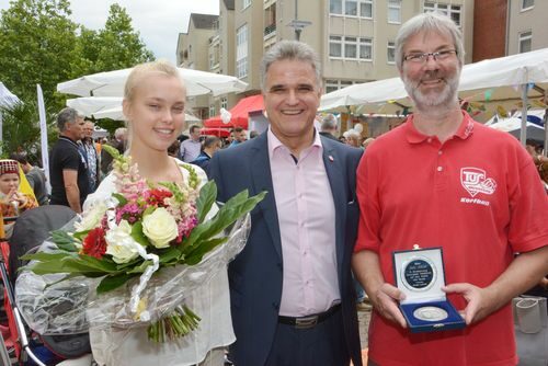 Für ihre herausragenden sportlichen Leistungen wurden Johanna Sonnabend und Lutz Müller durch Bürgermeister Erwin Esser ausgezeichnet.