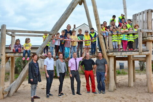Bürgermeister Erwin Esser übergab den neuen Spielplatz "An der Elsmaar" offiziell an die Kinder in diesem Wohngebiet.