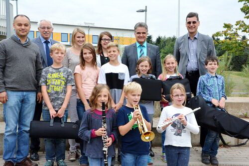 Bürgermeister Erwin Esser und Manfred Hummelsheim freuten sich über die Kooperation zwischen Schule und den Musikfreunden Urfeld.