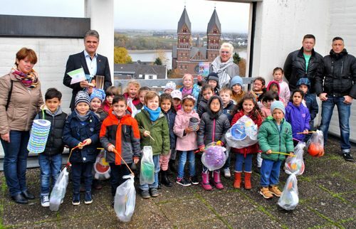Bürgermeister Erwin Esser mit den Erziehern und den Vorschul- und Kitakindern