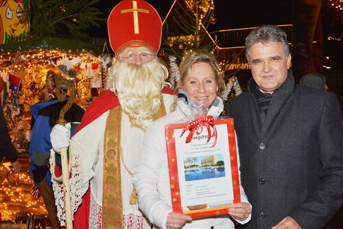 Bürgermeister Erwin Esser und St. Nikolaus mit der glücklichen Gewinnerin Sabine Auge, die die Reise nach Mallorca gewann.