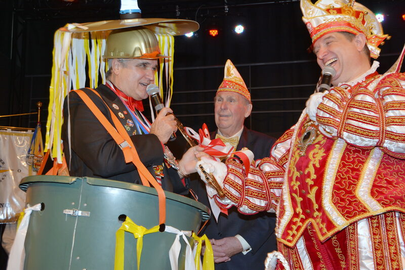 Bürgermeister Erwin Esser und Karnevalsprinz Herbert I. verhandeln um den Stadtschlüssel