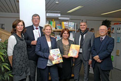 Bürgermeister Erwin Esser (2. v. r.) und Büchereileiterin Birgit Raabe (lks.) bedankten sich hierfür beim Vorstand des Fördervereins.