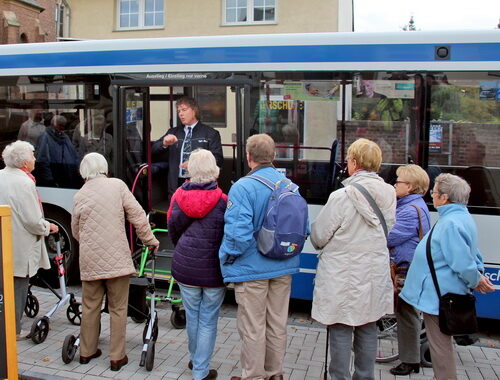 Praktische Hinweise – so zum Beispiel das Einsteigen mit einem Rollator in den Bus – wurden direkt vor Ort mit den Senioren in einem Linienbus geübt.