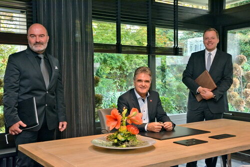 An diesem Tisch werden die Trauungen durch Bürgermeister Erwin Esser und die Standesbeamten Dieter Jirasek (lks.) und Elmar Dahmen beurkundet.