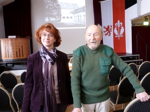 Claus Doering mit Stadtarchivarin Martina Zech nach seinem Vortrag über den ehemaligen Kibbuz in Urfeld im Rheinforum Wesseling