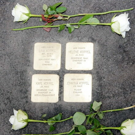 In die Stolpersteine sind die Namen und Schicksalsdaten der NS-Opfer eingraviert.