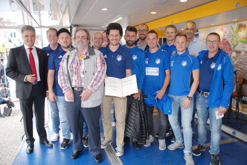 Bürgermeister Erwin Esser und Ausschussvorsitzender für Sport und Freizeit, Charly Nahlen, überreichten den Sportförderpreis an den SSV Berzdorf.