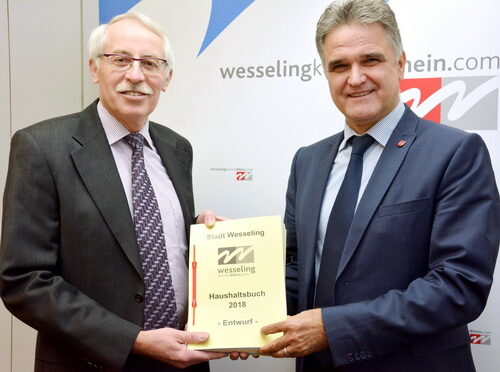 Bürgermeister Erwin Esser und Kämmerer Manfred Hummelsheim legten dem Rat den Entwurf für den Haushaltsplan 2018 vor.