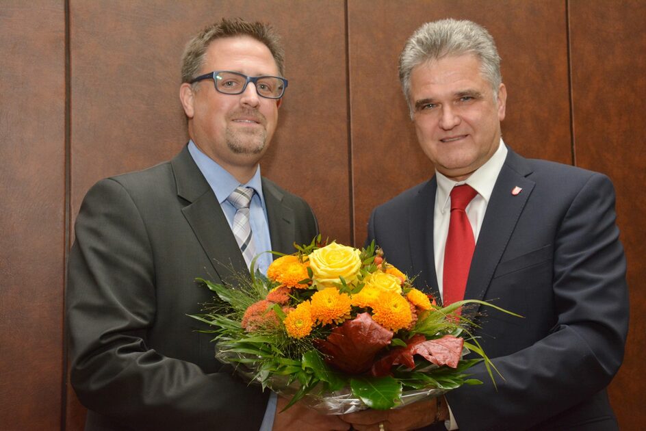 Bürgermeister gratuliert Carsten Walbröhl