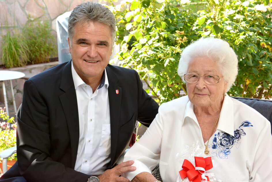 Bürgermeister Erwin Esser gratulierte Hilde Hecker zum 100. Geburtstag.