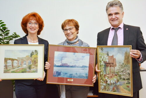 Mit Dankbarkeit nahmen Bürgermeister Erwin Esser und Stadtarchivarin Martina Zech die Bilder von Irmgard Schriewer in Empfang.
