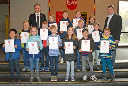 Im Rathaus der Stadt Wesseling wurden die jungen Rechenkünstler durch Bürgermeister Erwin Esser sowie Regionalkoordinator Axel Siegert ausgezeichnet.