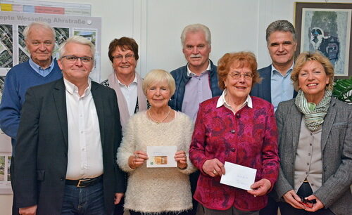 Bürgermeister Erwin Esser und VdK-Vorsitzender Günther Heinen überreichten die Erlöse des Rheinpark-Cafés an die Vertreter der beiden Seniorenvereine.