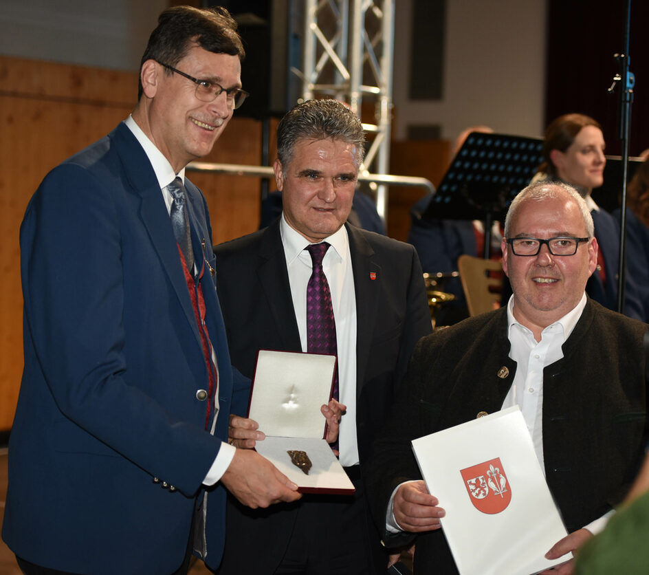 Hans Werner Voß erhält die Kulturplakette der Stadt Wesseling