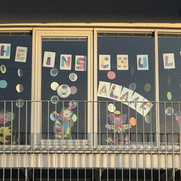 karnevalistisch geschmückte Fensterfront der Rheinschule